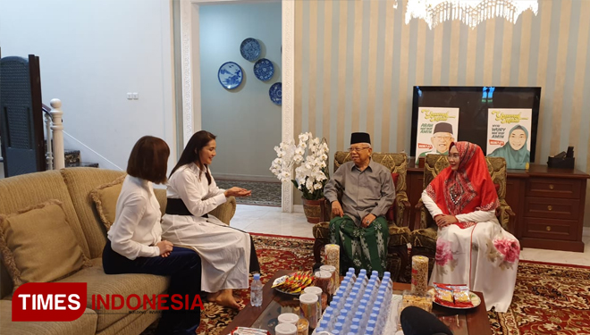 Cawapres KH Ma'ruf Amin saat menerima silaturahmi Artis Maudy Koenaedi dan Olga Lydia di kediamannya, Jakarta. (FOTO: Monang for TIMES Indonesia).