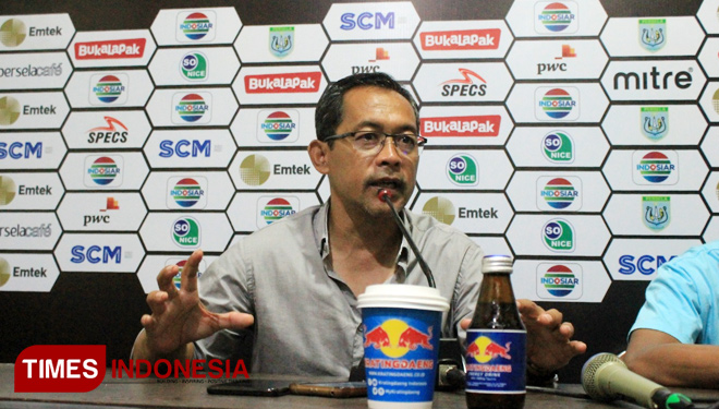 Aji Santoso, Pelatih Persela Lamongan, dalam konferensi pers usai pertandingan babak 8 besar Piala Presiden di Stadion Surajaya Lamongan, Minggu (31/3/2019). (FOTO: MFA Rohmatillah/TIMES Indonesia)
