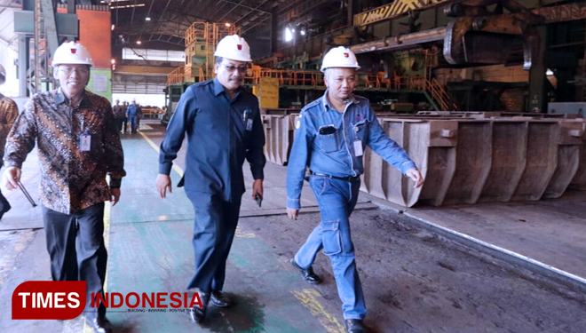 Kepala BSN Bambang Prasetya (tengah) Saat bertemu dengan Direktur Utama PT. Krakatau Steel Silmy Karim beserta jajarannya. (FOTO: Ivan Iskandaria/TIMES Indonesia)