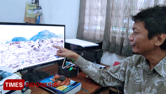Peneliti Pusat Studi Lingkungan Hidup (PSLH) UGM, Dr Iqmal Tahir menunjukkan foto TPST Piyungan. (FOTO: UGM/TIMES Indonesia)