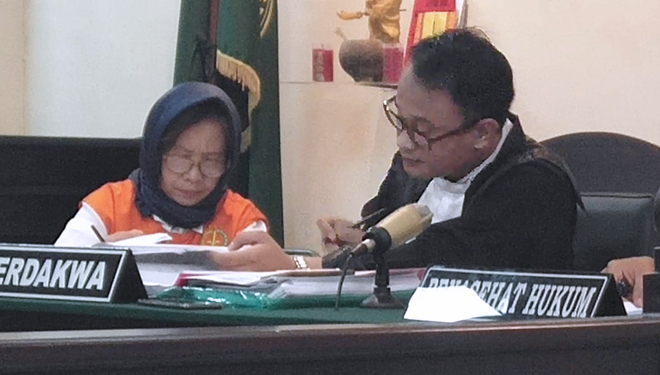 Terdakwa Kristin dan kuasa hukumnya Muhammad Davis dalam persidangan. (FOTO: Istimewa)