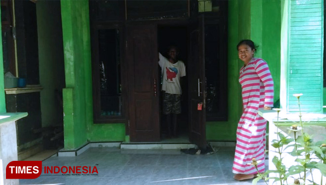 Para Satgas TMMD 104 bermalam dirumah pak suryadi selama kegiata TMMD berlangsung, Senin(01/04). (FOTO: AJP/TIMES Indonesia)