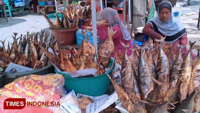 Para penjual ikan asap di kawasan Plaza Ikan Tuban di Kelurahan Karangsari, Kecamatan Kota Tuban, Jawa Timur, Selasa, (02/04/2019) (FOTO: Achmad Choirudin/TIMESIndonesia) 