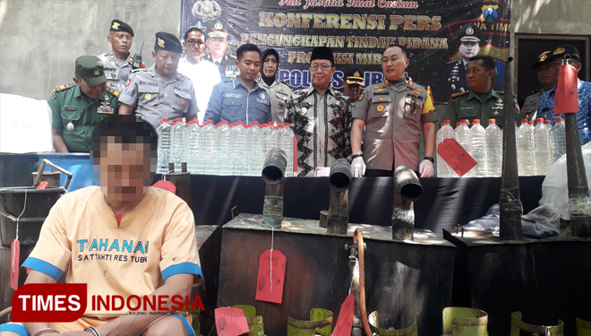 Pelaksanaan Pres Rilis ungkap kasus minuman beralkohol jenis arak di Dukuh Kiringan, Desa Tegalagung, Kecamatan Semanding, Tuban, Selasa, (02/04/2019) (Foto: Achmad Choirudin/TIMESIndonesia)