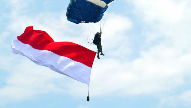 Sambut Panglima TNI  dan  Kapolri Paskhas Atraksi Terjun   Sambut Panglima TNI  dan  Kapolri Paskhas Atraksi Terjun