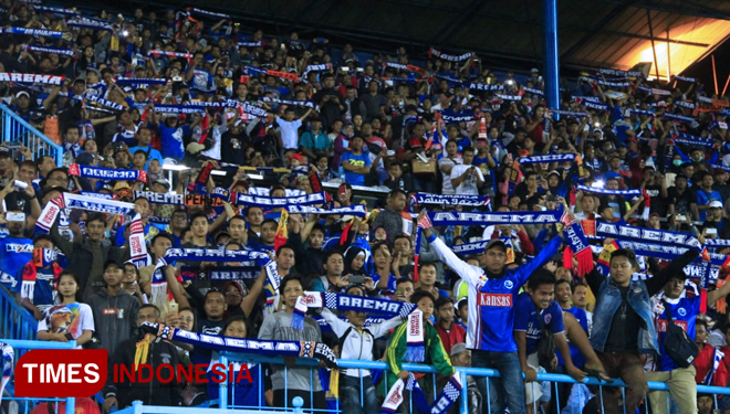 Aremania saat masih bisa mendukung langsung di stadion. (FOTO: Dok TIMES Indonesia)