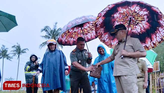 Plt Bupati Malang Drs HM Sanusi MM dan Komandan kodim 0818 Letk Inf Ferry Muzzawad saat meninjau situs (Foto : Binar Gumilang / TIMESINDONESIA)