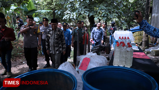 Konferensi pers terkait pengrebekan produksi minuman keras (Miras) di Semanding, Selasa (02/04/2019) (Foto: Agus Humas Pemkab Tuban For TIMESIndonesia)