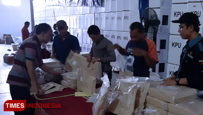 Bawaslu Purbalingga saat melakukan pengawasan pengepakan logistik Pemilu 2019 di gudang KPU Purbalingga (FOTO: Bawaslu Purbalingga for TIMES Indonesia)