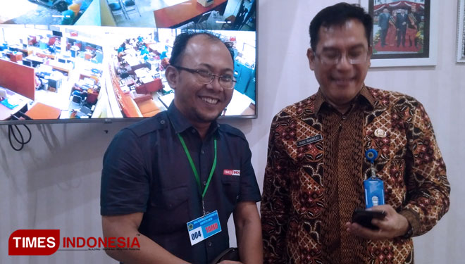 Kadis Kominfo Gresik Budi Raharja (Kanan) bersama Kabiro TIMES Indonesia Gresik Arif Syuhada (Kiri). (Foto: Akmal/TIMES Indonesia).