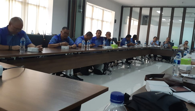 Dirut PT GARAM (Persero) Budi Sasongko, bersama para Direksi saat meeting ruangan rapat PT GARAM (Persero) Kalianget, Kamis (04/04).