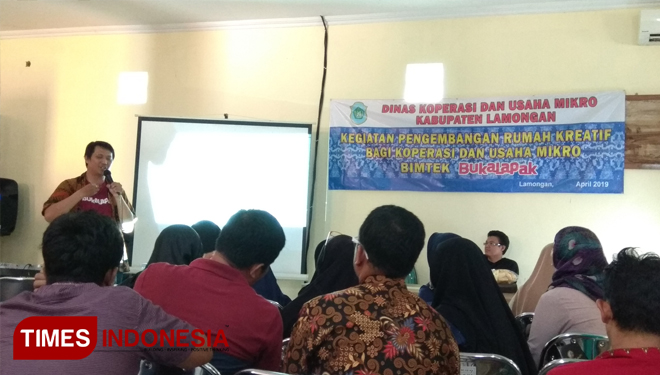 Relawan UKM Lamongan mengikuti pelatihan e-commerce di Kantor Diskopum Lamongan, Kamis (4/4/2019). (FOTO: MFA Rohmatillah/TIMES Indonesia)