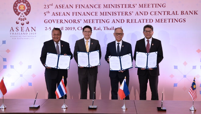 Empat gubernur bank sentral negara ASEAN menunjukkan LoI usai penandatanganan di Chiang Rai, Thailand, Jumat (5/4/2019). (FOTO: bi.go.id)