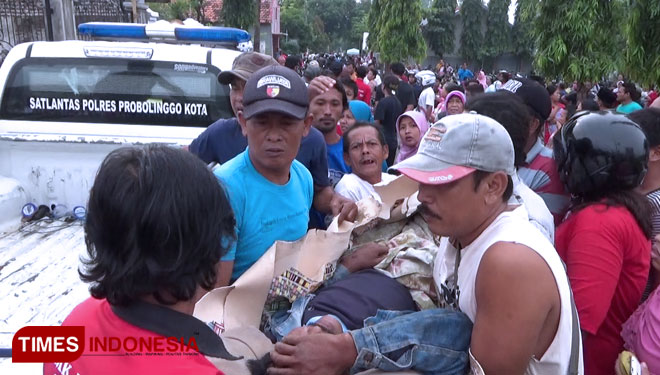 Evakuasi korban tersambar KA Ranggajati di Probolinggo. (FOTO: Happy L. Tuansyah/TIMES Indonesia)
