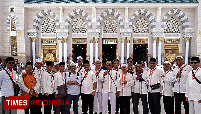 Anggota Jemaah POS III saat berswafoto dengan latar belakang Masjid Nabawi -Madinah (Foto: TIMES Indonesia)