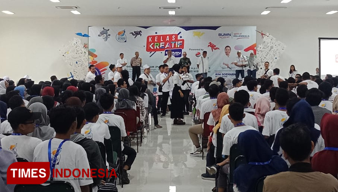 Kegaiatan Kelas Kreatif yang diselenggarakan oleh PT. Rajawali Nusantara Indonesian di Gedung PT. Garam Sumenep. (Foto: Ach. Qusyairi Nurullah/Times Indinesia)
