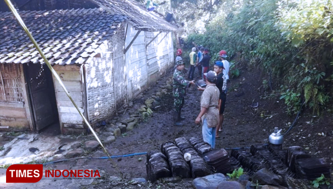 Kopka Anang Babinsa Desa Pait membantu memperbaiki rumah warganya yang kurang mampu. (FOTO: AJP/TIMES Indonesia)