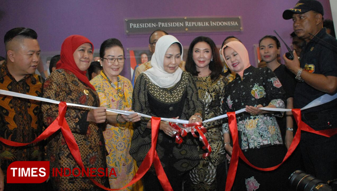 Khofifah didampingi Dewanti Rumpoko saat meresmikan The Miracle Aneh Tapi Nyata. (Aditya Hendra Permana/TIMES Indonesia)