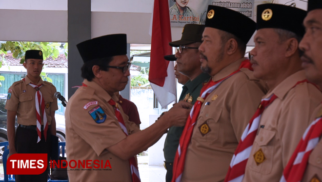 Wakil Bupati Jember KH Abdul Muqit Arif saat mengukuhkan pengurus baru Kwartir Ranting Gerakan Pramuka Patrang periode 2018 - 2023 di Pendapa Kecamatan Patrang, Jember, Sabtu (6/4/2019). (FOTO: Dody Bayu Prasetyo/TIMES Indonesia)