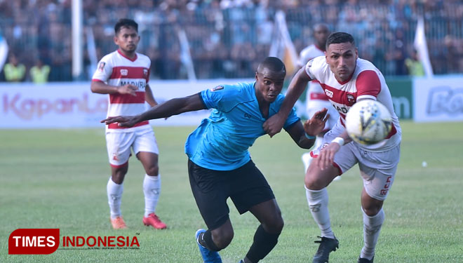 Washington Brandao berduel dengan pemain belakang Madura United pada babak 8 besar Piala Presiden 2019, di Stadion Surajaya Lamongan, (FOTO: dok TIMES Indonesia)