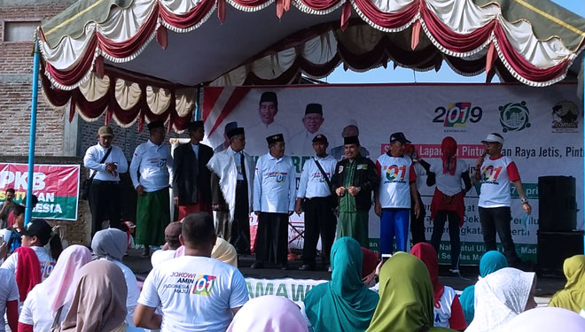 Ratusan relawan dan simpatisan Jokowi-Ma'ruf Amin ikut mlaku bareng di Lapangan Pintu Dagangan Kabupaten Madiun (FOTO: Istimewa)