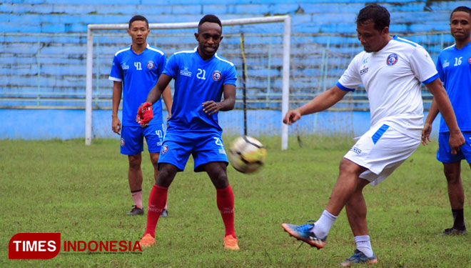 Ricky Kayame bersama pemain Arema FC saat latihan. (FOTO: Dok. TIMES Indonesia)