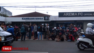 Suasana Antrian Panjang Aremania Demi Dapatkan Tiket Arema 