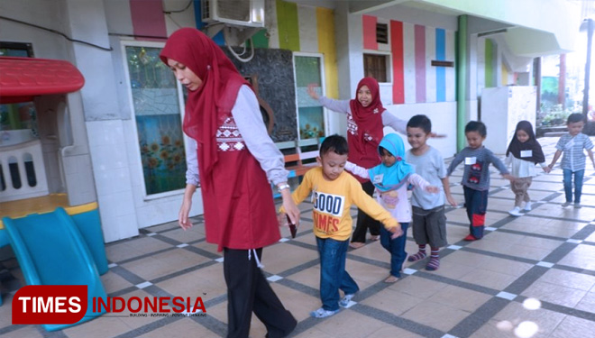 Calon murid baru KB/TK Khadijah Surabaya bermain motorik bersama guru. (FOTO: AJP/TIMES Indonesia)