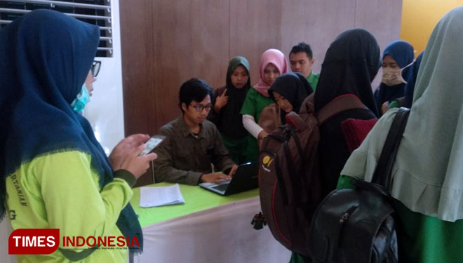 Mahasiswa Polbangtan Malang mendaftarkan akun media sosialnya. (FOTO: Humas Polbangtan Malang for TIMES Indonesia)