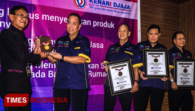 Penyerahan piagam rekor MURI kepada Dewan Direksi PT Kenari Djaja Prima. (Foto: Ivan Iskandaria/TIMES Indonesia)