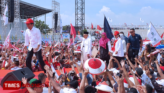 Cawapres nomor urut 01, KH Ma'ruf Amin saat menghadiri kampanye akbar di Karawang, Jawa Barat. (FOTO: Monang Sinaga for TIMES Indonesia)