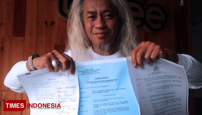 Foto : Kunto Hartono menunjukkan surat selama proses perijinan aksi gebuk drum di atas trailer hingga pembatalan secara tiba-tiba oleh pihak Mabes Polri dengan alasan keamanan, Selasa (9/4/2019).(Foto : Lely Yuana/TIMES Indonesia)
