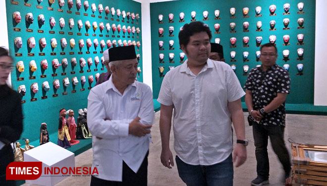Plt Bupati Malang HM Sanusi MM saat diajak keliling oleh owner Hawaii Water Park, Yogi Kurniawan di lantai 3 gedung setempat yang akan dijadikan Museum Budaya. (FOTO: Widodo Irianto/TIMES Indonesia)