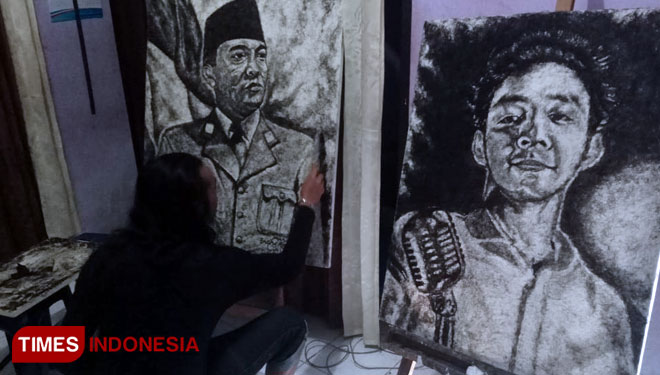 Keren! Seniman Asal Banyuwangi ini Melukis Menggunakan 