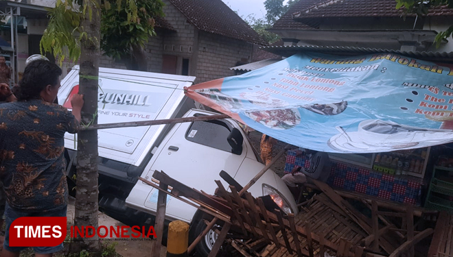 Menghindari Suporter Bonek, Tiga Mobil Kecelakaan Beruntun
