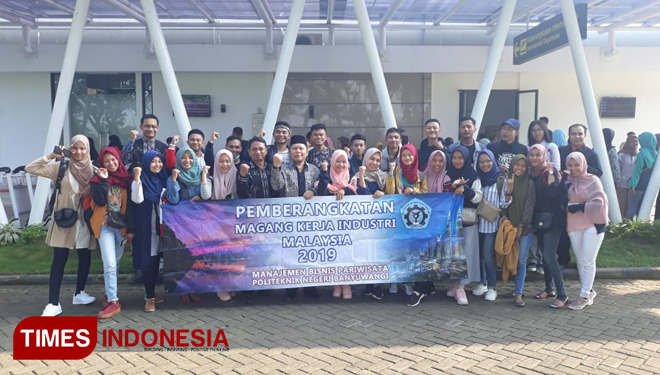 Poliwangi Lepas 25 Mahasiswa Magang Kerja Industri ke Malaysia