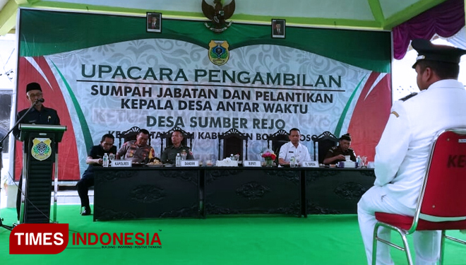 Bupati Bondowoso Drs KH Salwa Arifin saat memberikan arahan saat melantik Kades PAW Sumber Rejo Kecamatan Ijen Bondowoso (FOTO: Moh Bahri/TIMES Indonesia) 