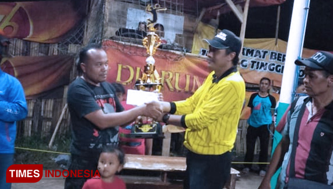 Penyerahan trofi juara kepada perwakilan tim New Jatayu Sport. (FOTO: Erwin Wahyudi/TIMES Indonesia)