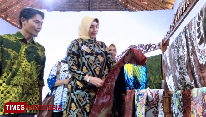 Bupati Probolinggo, Tantriana Sari melihat batik produksi lokal (foto: Dokumen)