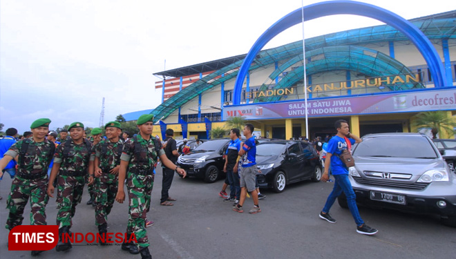 Petugas-kepolisian-Arema3.jpg