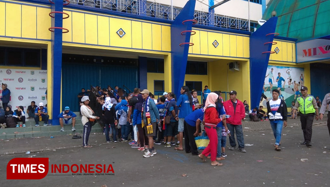 Terlihat antrian panjang Aremania di depan pintu masuk Stadion Kanjuruhan Jumat (12/4/2019). (FOTO: Ovan/TIMES Indonesia)