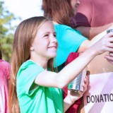 Tips Mengajarkan Anak untuk Berbagi, Apa Saja?