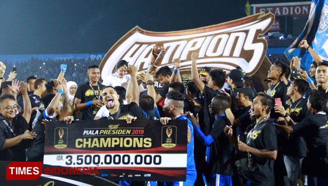 Tim Arema FC yang menjadi juara Piala Presiden 2019 Jumat (12/4/2019) malam. (FOTO: Tria Adha/TIMES Indoensia)