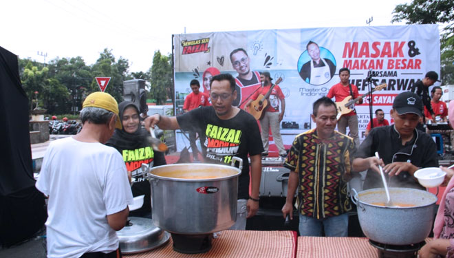 Faizal Rachman dan istri serta Chef Sarwan membagikan gulai cumi. (FOTO: Istimewa for TimesIndonesia)