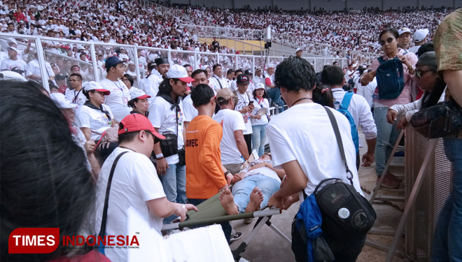 Massa pendukung duet Jokowi-KH Ma'ruf Amin jatuh pingsan di GBK, Jakarta. (FOTO: Hasbullah/TIMES Indonesia)