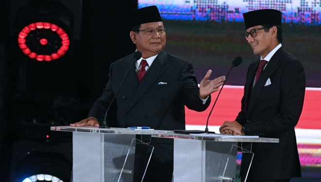 Pasangan nomor urut 02 Prabowo Subianto dan Sandiaga Uno mengikuti debat kelima Pilpres 2019 di Hotel Sultan, Jakarta, Sabtu (13/4/2019) (FOTO: Wahyu Putro A/Antara Foto)