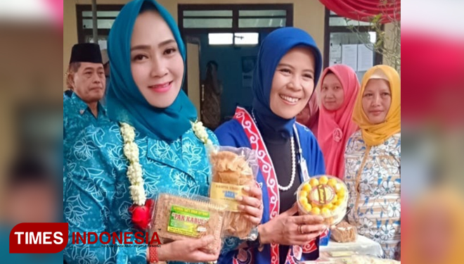 Ketua Tim Penggerak PKK Kabupaten Ponorogo Hj Sri Wahyuni Muchlissoni menunjukkan produk unggulan desa. (Foto: M. Marhaban/TimesIndonesia)