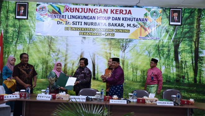 Kegiatan Penyerahan SK KHDTK Hutan Pendidikan Oleh Menteri LHK RI, Siti Nurbaya Kepada Unilak (FOTO: KLHK RI)