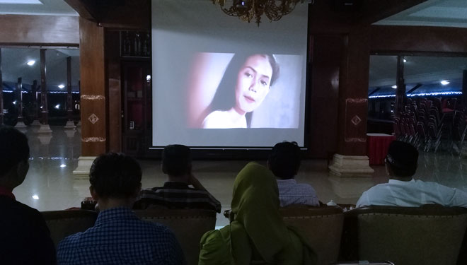 Pemutaran trailer Film Kawentar di Pendopo Ronggo Hadinegoro Kabupaten Blitar, Sabtu (13/4/2019) malam.(FOTO: Istimewa)