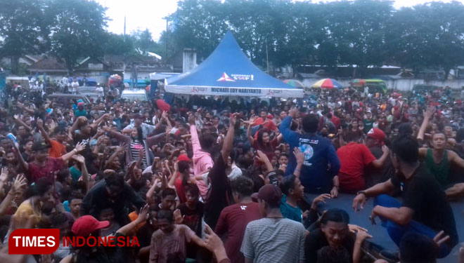 Dibawah guyuran hujan, ribuan milenial Banyuwangi tetap hadiri kampanye DPC Partai Demokrat setempat di lapangan Purwoharjo. ( Foto : Syamsul Arifin/ TIMES Indonesia)